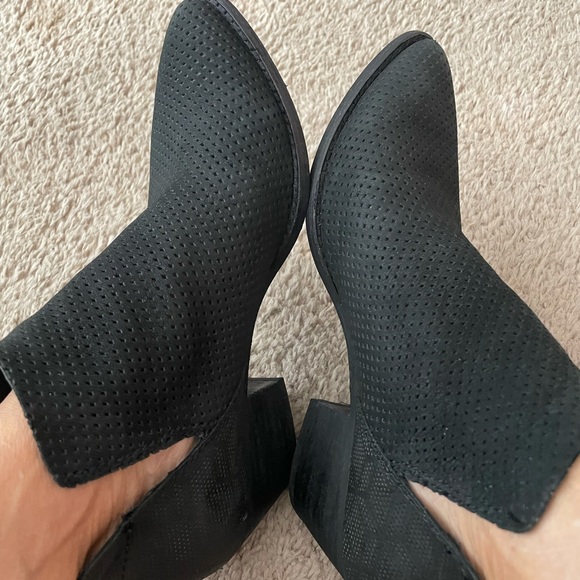 Dolce Vita Shoes - Dolce Vita 7.5 black leather booties lazer cut